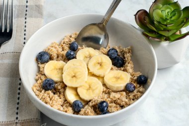 Muz ve yaban mersinli yulaf ezmesi.