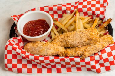 Ev yapımı patates kızartmasıyla servis edilen tavuklar.