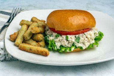  Yeşil soğanlı tavuklu sandviç. Brokoli kızartmasıyla servis edilen marul ve domates.