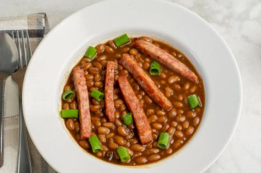 Kızarmış soam ve yeşil soğanlı fırında fasulye