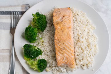 Brokolili pilav üzerine fırında somon.