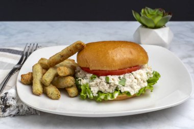  Yeşil soğanlı tavuklu sandviç. Brokoli kızartmasıyla servis edilen marul ve domates.