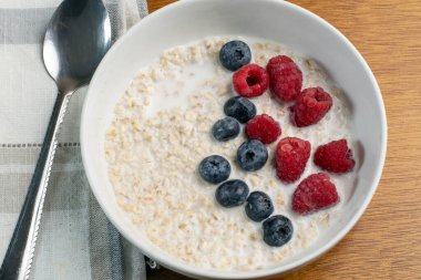 Taze böğürtlen ve ahududu ile servis edilen yulaf ezmesi