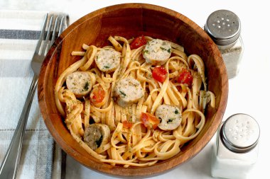 Tavuk ıspanaklı ve doğranmış domatesli rotini makarna..