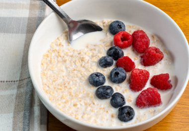 Taze böğürtlen ve ahududu ile servis edilen yulaf ezmesi