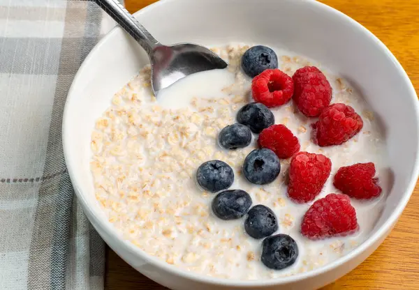 Taze böğürtlen ve ahududu ile servis edilen yulaf ezmesi