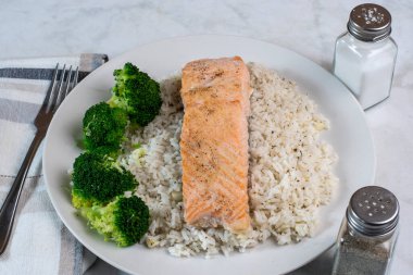 Brokolili pilav üzerine fırında somon.