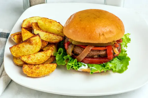 biberli portobello burger ve patates dilimli soğan.