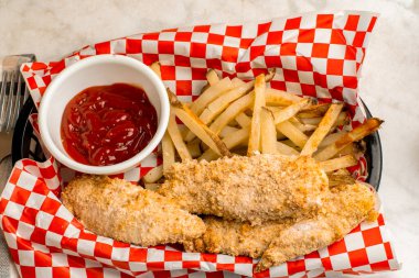 Ev yapımı patates kızartmasıyla servis edilen tavuklar.