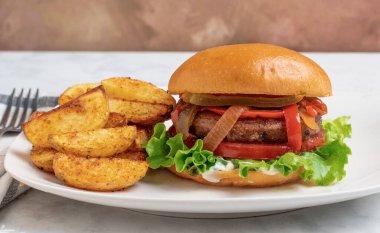 biberli portobello burger ve patates dilimli soğan.