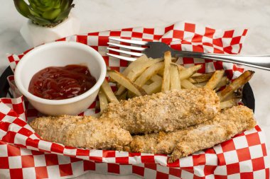 Ev yapımı patates kızartmasıyla servis edilen tavuklar.