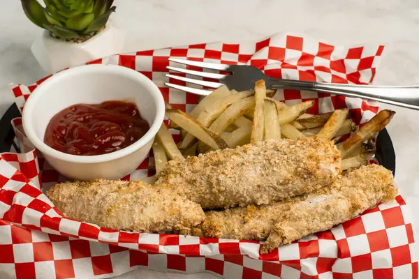 Ev yapımı patates kızartmasıyla servis edilen tavuklar.