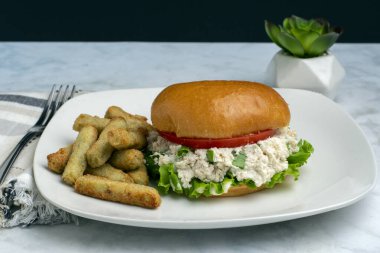  Yeşil soğanlı tavuklu sandviç. Brokoli kızartmasıyla servis edilen marul ve domates.