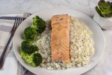 Brokolili pilav üzerine fırında somon.