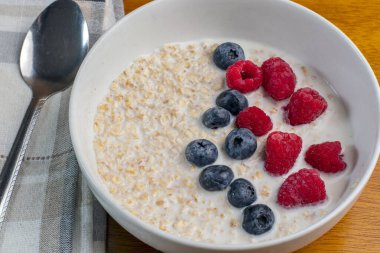 Taze böğürtlen ve ahududu ile servis edilen yulaf ezmesi