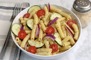  Domatesli makarna, soğan ve otlu salatalık üstü.