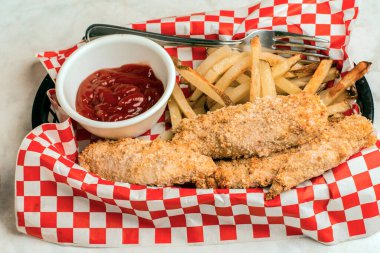 Ev yapımı patates kızartmasıyla servis edilen tavuklar.