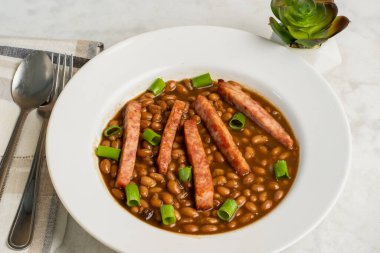 Kızarmış soam ve yeşil soğanlı fırında fasulye