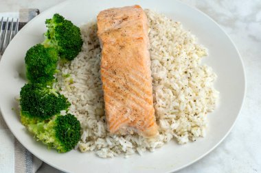 Brokolili pilav üzerine fırında somon.