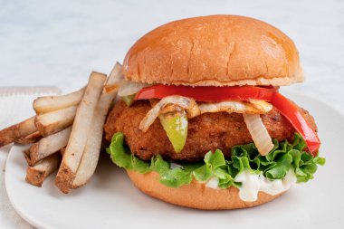 Baharatlı tavuk göğsü soğan ve biberli ve kızarmış patatesli çörek.