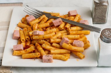  Maydanozla servis edilen ziti ve doğranmış konserve jambonla yapılan keklik otu., 