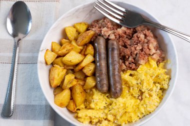  Ev kızartması, sosis ve mısır gevreğiyle çırpılmış yumurta.