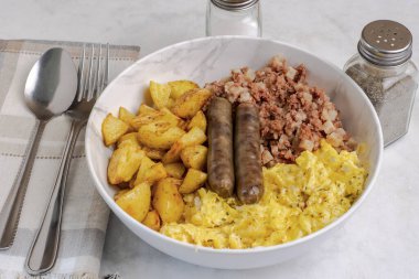  Ev kızartması, sosis ve mısır gevreğiyle çırpılmış yumurta.