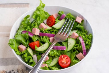 Salata, konserve jambon, salatalık ve domates karışımı., 