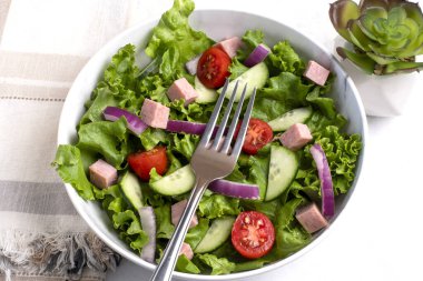 Salata, konserve jambon, salatalık ve domates karışımı., 