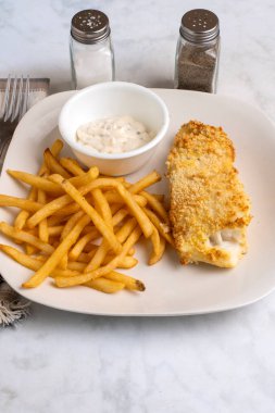 Kızarmış patates ve tarter soslu fırında mezgit.