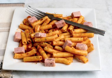  Maydanozla servis edilen ziti ve doğranmış konserve jambonla yapılan keklik otu., 