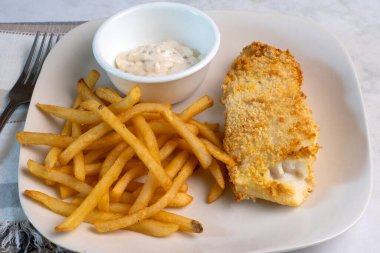 Kızarmış patates ve tarter soslu fırında mezgit.