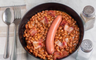 Sosisli ve fasulyeli pastırma.