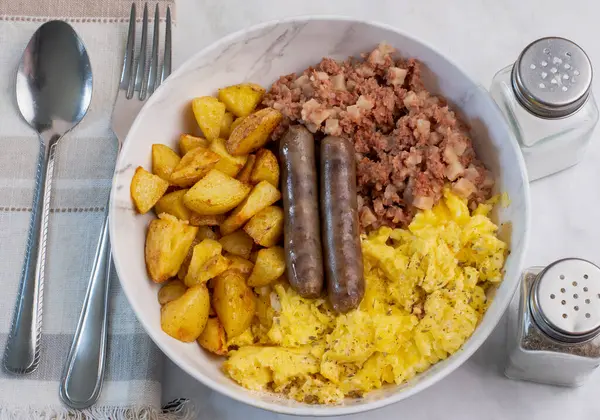  Ev kızartması, sosis ve mısır gevreğiyle çırpılmış yumurta.