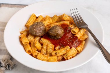 rigatoni üstü maydanozlu ve biberli İtalyan köftesi ve soslu., 