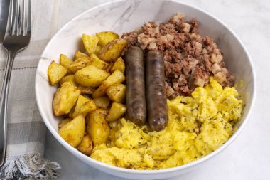  Ev kızartması, sosis ve mısır gevreğiyle çırpılmış yumurta.