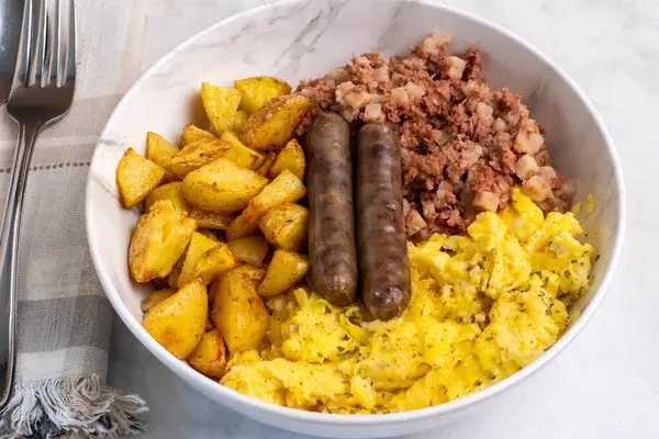  Ev kızartması, sosis ve mısır gevreğiyle çırpılmış yumurta.