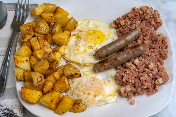 Kahvaltıda az pişmiş yumurta, mısır gevreği ve patates kızartması.