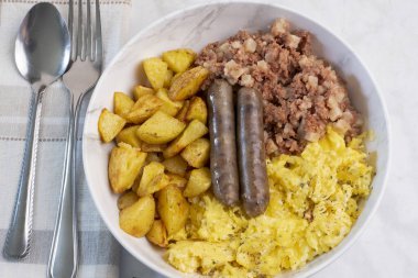  Ev kızartması, sosis ve mısır gevreğiyle çırpılmış yumurta.