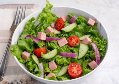 Salata, konserve jambon, salatalık ve domates karışımı., 