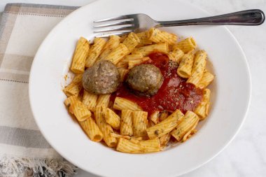 rigatoni üstü maydanozlu ve biberli İtalyan köftesi ve soslu., 