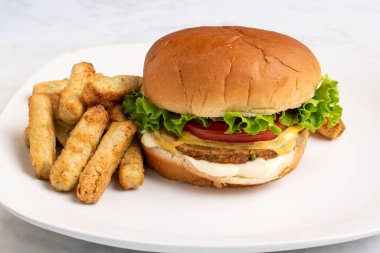 Domatesli vejetaryen peynirli burger ve brokolili marul.