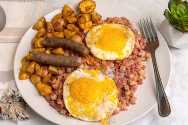 Mısır gevreğinde servis edilen erimiş peynirli fiedeggs üstü.