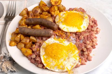 Mısır gevreğinde servis edilen erimiş peynirli fiedeggs üstü.