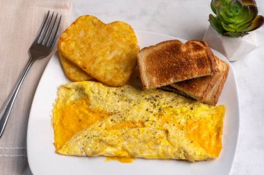  Peynirin üstüne baharatlı patates ve tost.