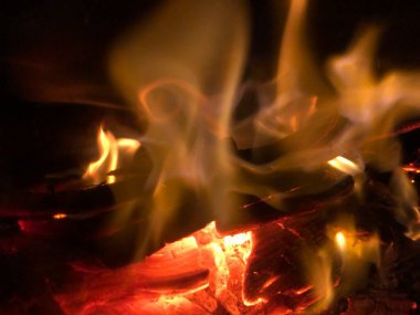 Kışın bir evin içinde, yakacak odun ocağında yanan ahşap.