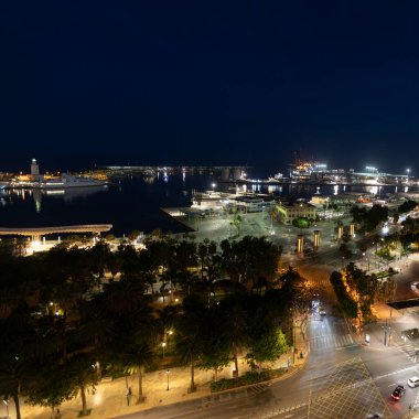 Mayıs 'ta gün batımında Malaga Limanı, Endülüs, İspanya