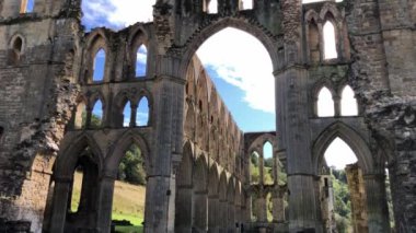 1132 yılında kurulan Rievaulx Abbey, İngiltere 'nin kuzeyinde kurulan ilk manastır oldu. Birleşik Krallık