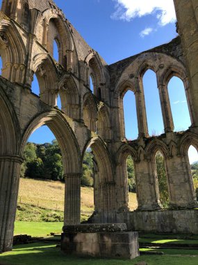 1132 yılında kurulan Rievaulx Abbey, İngiltere 'nin kuzeyinde kurulan ilk manastır oldu. Birleşik Krallık