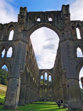 Rievaulx. Helmsley yakınlarında, Kuzey Yorkshire, İngiltere, Birleşik Krallık - 28 Eylül. 2024: Sonbaharın başlarında güneşli bir günde Rievaulx Manastırı 'nı ziyaret edenler. 1132 yılında kurulan Rievaulx, İngiltere 'nin kuzeyinde kurulan ilk manastır oldu.. 